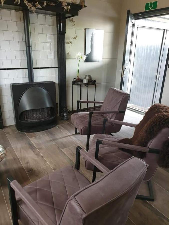 Luxe Gastenkamer Met Living En Keuken Bij Friezen Paarden Stal Pellendijk Westendorp Extérieur photo