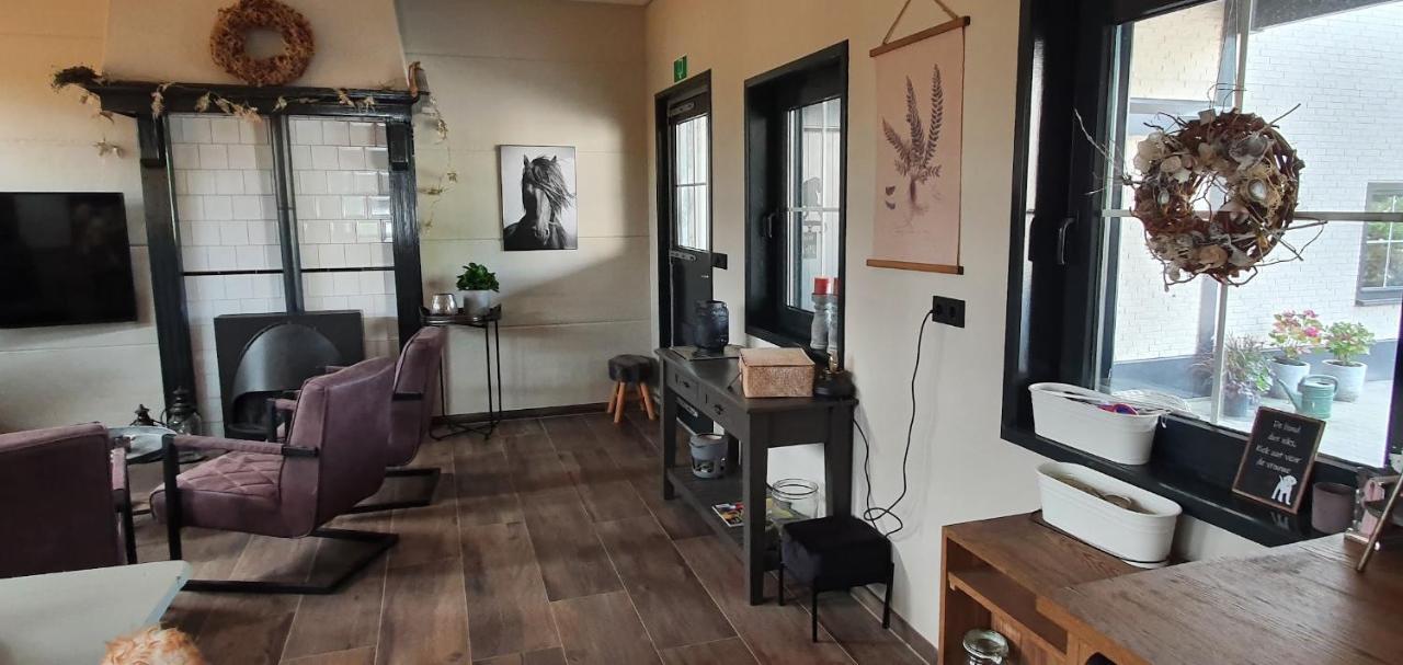 Luxe Gastenkamer Met Living En Keuken Bij Friezen Paarden Stal Pellendijk Westendorp Extérieur photo
